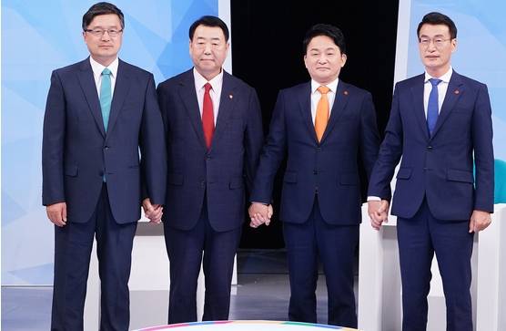 왼쪽부터 장성철 바른미래당 후보, 김방훈 자유한국당 후보, 원희룡 무소속 후보, 문대림 더불어민주당 후보. ⓒ 뉴스1