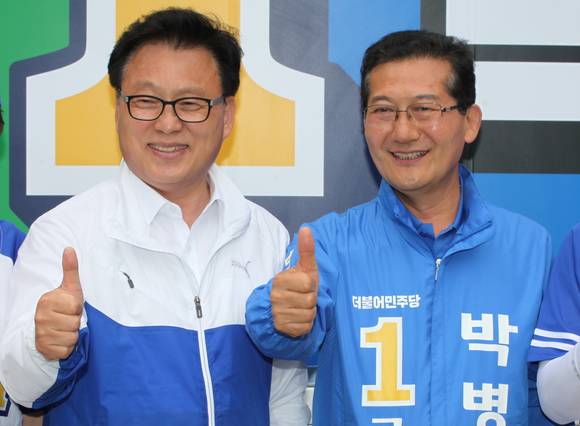 박광온 의원이 10일 장흥군 대덕읍과 장흥읍에서 박병동 후보 지원유세 후 필승을 다짐하고 있다. ⓒ 박병동 후보 선거사무소