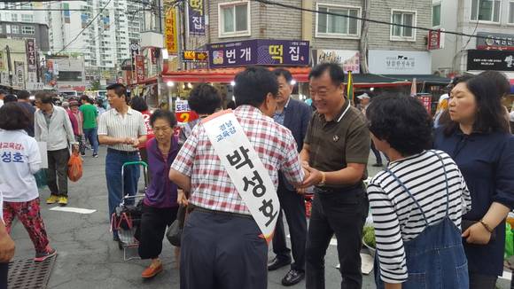 박성호 경남교육감 후보가 막판 표심 잡기에 집중하고 있다. ⓒ 프라임경제