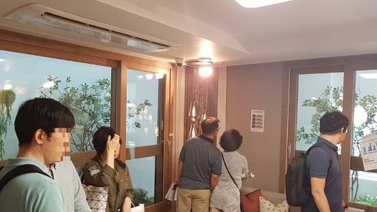 84㎡B타입의 경우 동 호수에 따라 거실 개방형태가 다르다. 위 사진과 같은 2면 거실 개방형은 103동 2703호와 104동 2604호에만 적용된다. 나머지 84㎡B타입의 경우 모두 1면 개방형으로 설계된다. = 남동희 기자