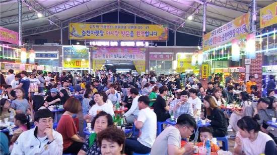 최근 3년간 15억여원의 지원을 받은 순천아랫장 먹거리 야시장이 문화관광형시장 사업 성공으로 관광명소로 탈바꿈했다. ⓒ 중소벤처기업부 광주·전남청