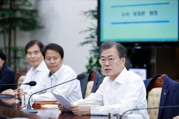 문재인 대통령이 북미정상회담을 하루 앞둔 11일 청와대 여민관에서 열린 수석·보좌관 회의에 참석해 모두발언하고 있다. 문 대통령은 "두 지도자(트럼프 대통령과 김정은 위원장)가 서로의 요구를 통 크게 주고 받는 담대한 결단을 기대한다"고 밝혔다. (청와대 페이스북) ⓒ 뉴스1