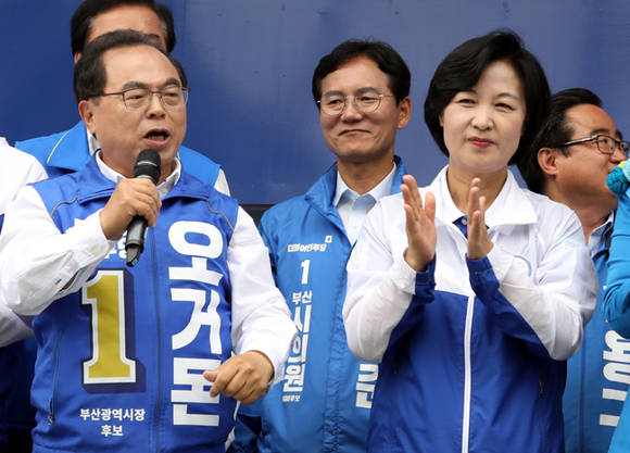 추미애 더불어민주당 상임선대위원장이 12일 오전 부산 서면교차로에서 오거돈 부산시장 후보 지원유세를 하고 있다. ⓒ 뉴스1