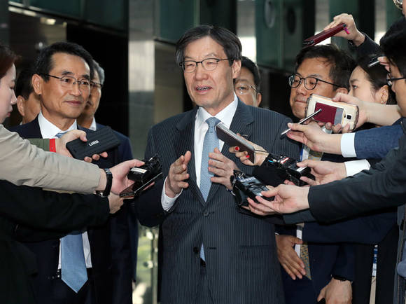사의를 표명한 권오준 포스코 회장이 지난 4월18일 오전 서울 강남구 포스코센터에서 열린 긴급이사회를 마친 후 취재진 질문에 답하고 있다. 이사회를 마친 권 회장은 사퇴의사를 밝혔냐는 취재진 질문에 "사의를 표명했고 후임이 정해질 때까지만 회장을 맡는다"고 답했다. ⓒ 뉴스1