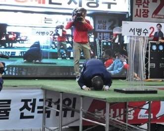 홍준표 자한당 대표가 부산 유세 중 큰절을 하는 모습. 하지만 유권자들은 끝내 자한당을 외면했다. ⓒ 프라임경제