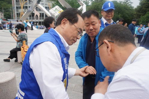 부산에서 민주당 신화를 쓴 오거돈 시장 당선자가 유세 당시 지지자와 만나는 모습. ⓒ 프라임경제