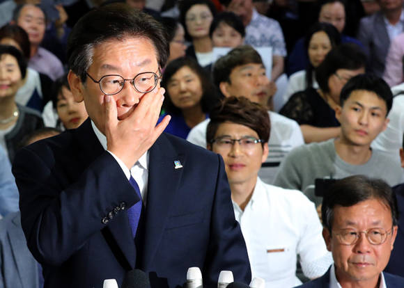 이재명 더불어민주당 경기도지사 후보가 6.13 지방선거 투표일인 13일 오후 경기도 수원시 팔달구 마라톤빌딩에 마련된 선거사무소에서 당선이 확실하자 소감을 밝히고 있다. ⓒ 뉴스1