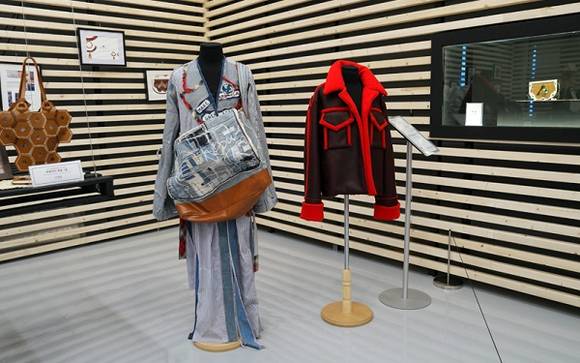 버려지는 커튼과 이불로 옷을 만든 모습이에요. ⓒ 네이버 블로그