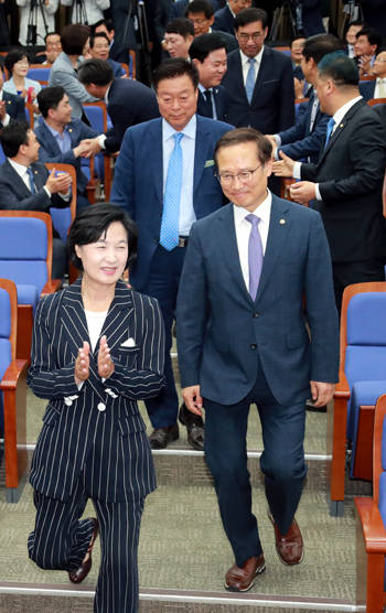 추미애 더불어민주당 대표와 홍영표 원내대표가 14일 오후 서울 여의도 국회 본청에서 열린 의원총회에 참석하고 있다. ⓒ 뉴스1