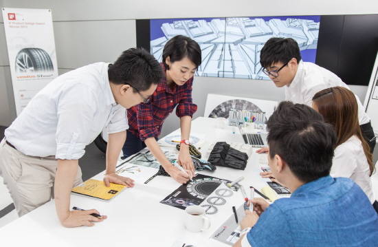 수평적 커뮤니케이션을 지향하는 한국타이어는 혁신적이고 창의적인 문화 정착과 협업 문화를 통한 직원간 격의 없고 원활한 커뮤니케이션을 위한 호칭 체계를 운영하고 있다. ⓒ 한국타이어