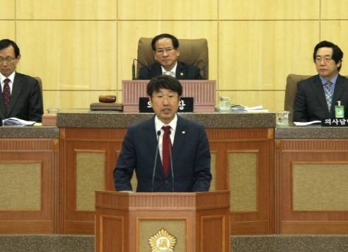 연설 단상에 오른 박재범 당시 구의원. ⓒ 부산 남구의회
