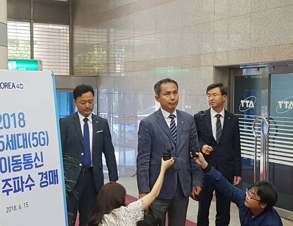 김순용 KT정책협력담당 상무가 5G 주파수 경매에 관련된 취재진의 질문에 답하고 있다. ⓒ프라임경제