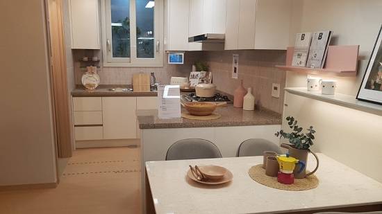 고덕 자이의 주력 평형대 중 하나인 전용면적 59㎡A는 구 25평에 달하며 193세대가 일반에 공급된다. 사진은 59㎡A 주방의 모습. = 남동희 기자