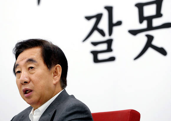 김성태 지유한국당 대표 권한대행 겸 원내대표가 18일 오전 서울 여의도 국회 당 원내대표실에서 기자회견을 하고 있다. 김 권한대행은 이날 기자회견에서 중앙당 해체를 선언하고 이와 동시에 당의 혁신비상대책위원회 구성을 위한 위원회와 당의 질서 있는 해체와 혁신을 위한 구태청산TF를 동시에 가동하기로 했다고 밝혔다. ⓒ 뉴스1