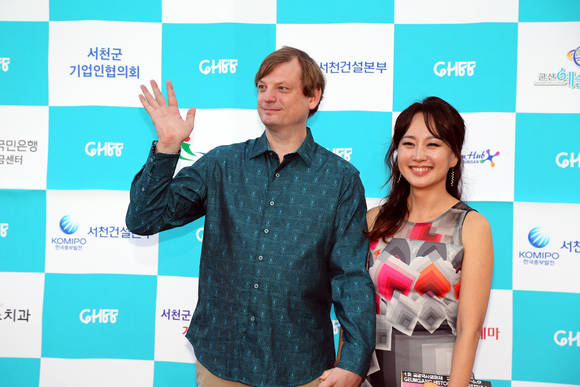 제1회 금강역사영화제에서 배우 임성민이 배우자 마이클 엉거와 사진 촬영하고 있다. ⓒ 서천군청