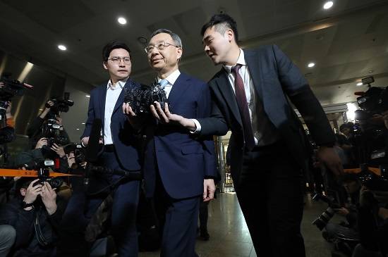 정치자금법 위반 혐의를 받는 황창규 KT 회장이 피의자 신분으로 경찰 조사를 받기위해 서울 서대문구 경찰청으로 출석하고 있다. ⓒ 뉴스1