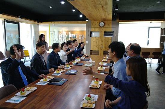 업무협약식 참석자들이 다과를 나눠 먹으며 대화하고 있다. = 박지혜 기자
