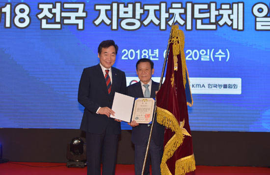 윤장현 광주광역시장은 20일 세종시 정부세종컨벤션센터에서 열린 고용노동부 주최 '2018 전국 지방자치단체 일자리대상' 시상식에 참석해 이낙연 국무총리로부터 전국 지방자치단체 종합대상인 대통령상을 수상했다. ⓒ 광주광역시
