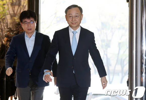 황창규 KT 회장이 경찰 조사를 받기위해 서울 서대문구 경찰청으로 출석하고 있다. ⓒ뉴스1
