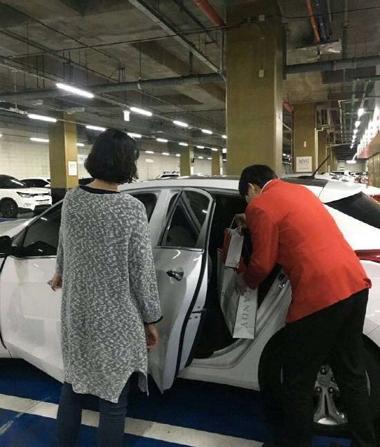 고객이 롯데백화점 주차장 포터 서비스를 이용하고 있다. ⓒ 롯데백화점