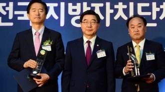 2015년 일자리 관련 수상자로 나온 정현민씨(왼쪽). 가운데가 당시 이기권 노동부 장관. ⓒ 뉴스1