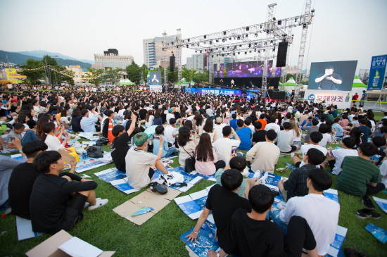 지난 24일 국립아시아문화전당 하늘마당에서 열린 천년애 페스티벌에 시민 1만여명이 참여했다. ⓒ 보해양조