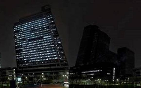 지난 3월21일 '지구촌 전등끄기' 캠페인 시작 전(왼쪽)과 캠페인에 참여한 후(오른쪽)의 수원 '삼성 디지털시티'의 비교 사진이에요. ⓒ 삼성전자