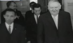 박정희 대통령(왼쪽)의 1964년 12월 방독 당시 영접나온 에르하르트 총리(오른쪽)가 담소를 나누고 있다. ⓒ 국가기록원