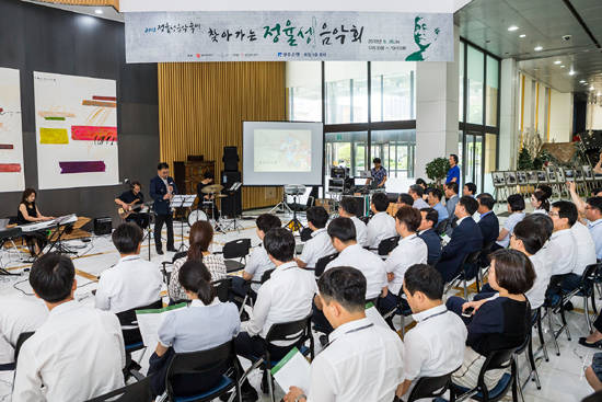 광주은행은 26일 광주은행 본점 1층 로비에서 '한낮의 힐링음악회'를 개최했다. ⓒ 광주은행