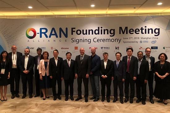 조성호 SK텔레콤 엑세스네트워크랩 팀장(오른쪽 네번째) 등 O-RAN얼라이언스 회원들이 지난 27일(현지시간) 상하이 케리호텔에서 총회를 마치고 기념사진을 촬영하고 있다. ⓒ SK텔레콤