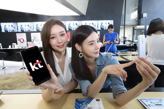 KT가 삼성전자 ‘갤럭시 진(Jean)’을 단독 출시하고 전국 KT매장 및 공식 온라인 채널인 KT샵에서 판매를 시작한다고 29일 밝혔다.