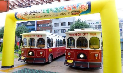 7월부터 운행하는 순천시티 '티롤리 버스' 시승식이 순천시청 앞에서 개최 됐다. ⓒ 순천시
