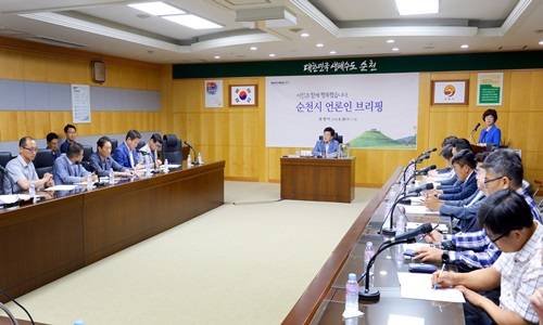 28일 조충훈 시장이 퇴임 하루전 마지막 언론인 프리핑을 하고 있다. ⓒ 순천시