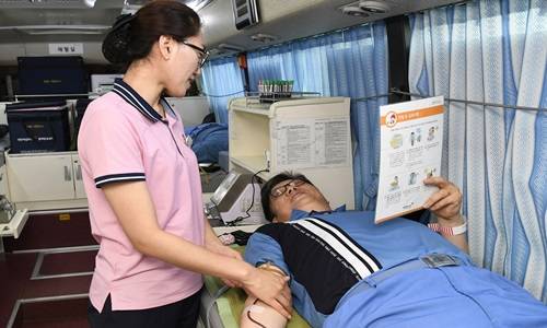 광양제철소 직원이 대한적십자사 광주전남혈액원에서 제공하는 부스에서 헌혈을 하고 있다. ⓒ 광양제철소