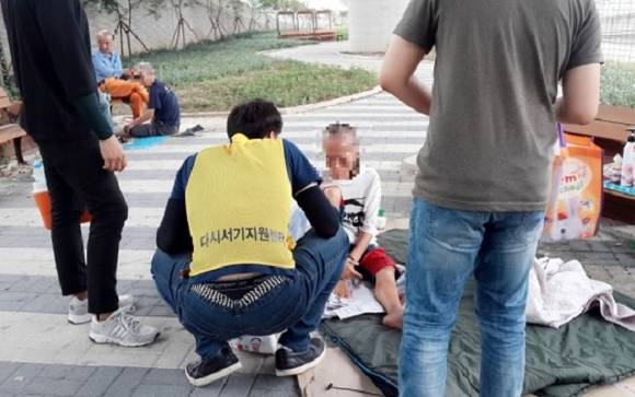 거리의 노숙인을 보호하는 활동을 하고 있는 모습이에요. ⓒ 경기도