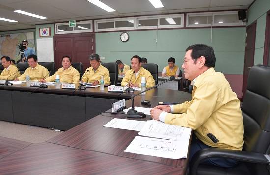이용섭 광주광역시장이 1일 오전 시청에서 제7호 태풍 쁘라삐룬 북상에 따른 대비를 위해 긴급 재난안전대책회의를 주재하고 있다. ⓒ 광주광역시