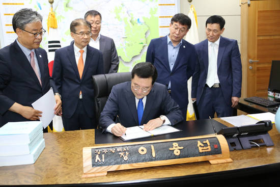 이용섭 광주광역시장은 2일 취임 후 첫 결재로 시장 직속 '일자리위원회 구성·운영안'에 서명했다. ⓒ 프라임경제