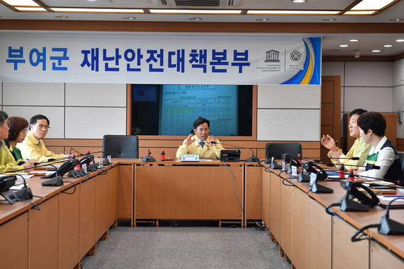박정현 부여군수는 태풍 쁘라삐룬의 영향으로 많은 비가 내려 간단한 취임식 이후 재난안전대책본부 비상대응체제로 전환했다. ⓒ 부여군청