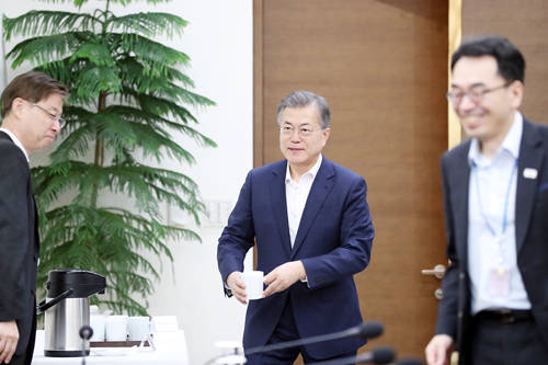 문재인 대통령은 2일 수석·보좌관회의에서 '근로시간단축'을 통한 '과로사회' 탈피에 대해 강조했다. ⓒ 뉴스1