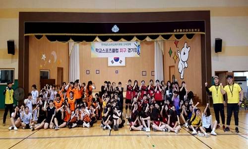 교육장배 학교스포츠클럽 피구 경기장에서 참가한 학생들이 기념촬영을 하고 있다. ⓒ 순천교육청