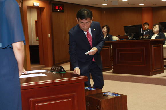 박성도 의원이 제8대 진주시의장 선거를 하고 있다. = 강경우 기자