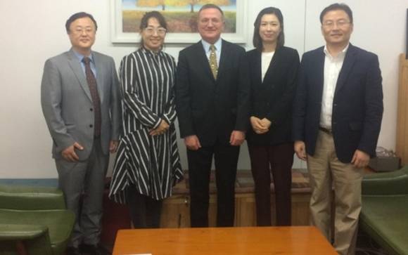 브라이언 박사(사진 가운데)와 휴먼에이드 임원들이 연구소 설립을 위한 기념행사 후 사진을 찍었어요. ⓒ 휴먼에이드포스트