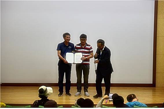 (주)써지코어 김철우 대표가 감사장 받았다. ⓒ 광산구장애인협회