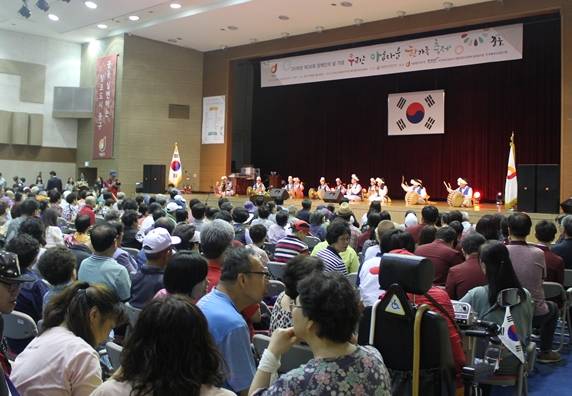 서울 중구 지역 장애인 500여명이 함께 모여 장애인의 날을 기념하는 '우리는 아름다운 한가족 축제'를 즐기고 있다. ⓒ 제38회 장애인의 날 행사추진위원회
