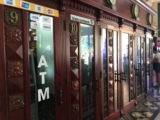 베트남 호치민 중앙우체국 내부에 베트남 주요 현지 은행들의 ATM기가 들어서 있다. ⓒ 프라임경제