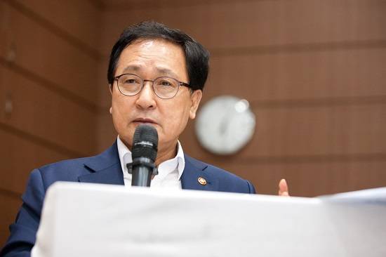 유영민 과학기술정보통신부 장관이 지난 5일 경기도 과천시 국립과천과학관 상상홀에서 열린 '2018 과기정통부 출입기자 워크숍'에 참석해 인사말을 하고 있다. ⓒ 과기정통부
