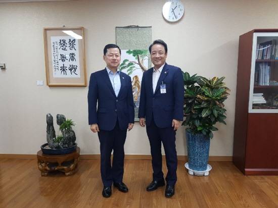 임택 광주 동구청장은 취임 후 첫 외부행보로 10일 오전 행정안전부를 찾아 심보균 차관을 예방하고 지역발전을 견인할 특별교부세 지원 사업을 건의했다. ⓒ 광주광역시 동구청