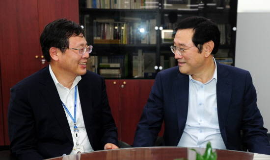 이용섭 광주광역시장이 10일 오후 세종시 정부세종청사 기획재정부를 방문해 안일환 예산총괄심의관에게 2019년 국비지원 지역 현안사업의 당위성을 설명하며 정부 예산 반영을 요청했다. ⓒ 광주광역시