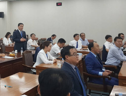 신상해 시의원이 결선 투표를 2차로 진행한 것이 문제 아니냐는 지적을 하는 장면. 다만 그는 그 이후 대국적 차원에서 이의를 철회했다. ⓒ 프라임경제