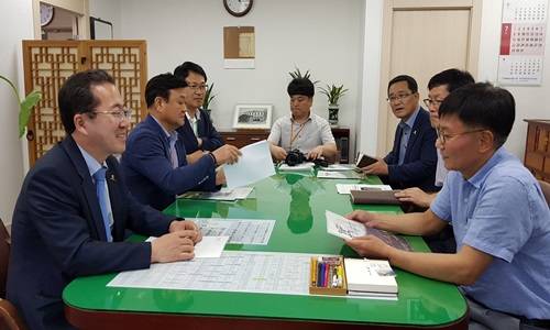 허석 시장(맨 왼쪽)과 순천시 간부 공무원들이 문화재청 김현모 차장(맨 오른쪽)과 논의를 하고 있다. ⓒ 순천시